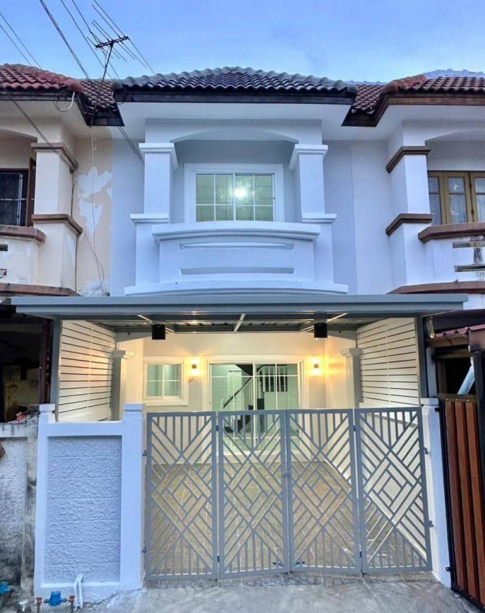 For SaleTownhouseNonthaburi, Bang Yai, Bangbuathong : Townhouse in Narissa Village Soi 4, Bang Bua Thong District, Nonthaburi Province, near the Purple Line. Near Central Westgate