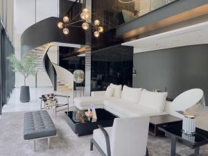 Sale DownCondoAri,Anusaowaree : For sale: Down payment for sale! Noble Around Ari 2 bedrooms (corner room) 9.9 MB, high floor, best view in the building!!! BTS ARI Ari, near the expressway and Phahon Yothin business area.
