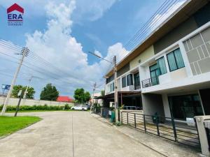 For SaleTownhouseSriracha Laem Chabang Ban Bueng : Townhouse for sale, 2 floors, 4 bedrooms, 3 bathrooms, in front of the house does not collide with anyone. The Trust Town Bowin Village