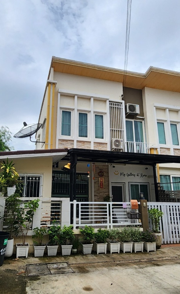 For SaleTownhouseMahachai Samut Sakhon : House for sale, Golden Town Rama 2, project on Soi Wat Phanthai Norasing. The entrance to the alley will be Rama 2 Road, which is the main road, allowing many routes to travel. Mueang Samut Sakhon District, Samut Sakhon Province
