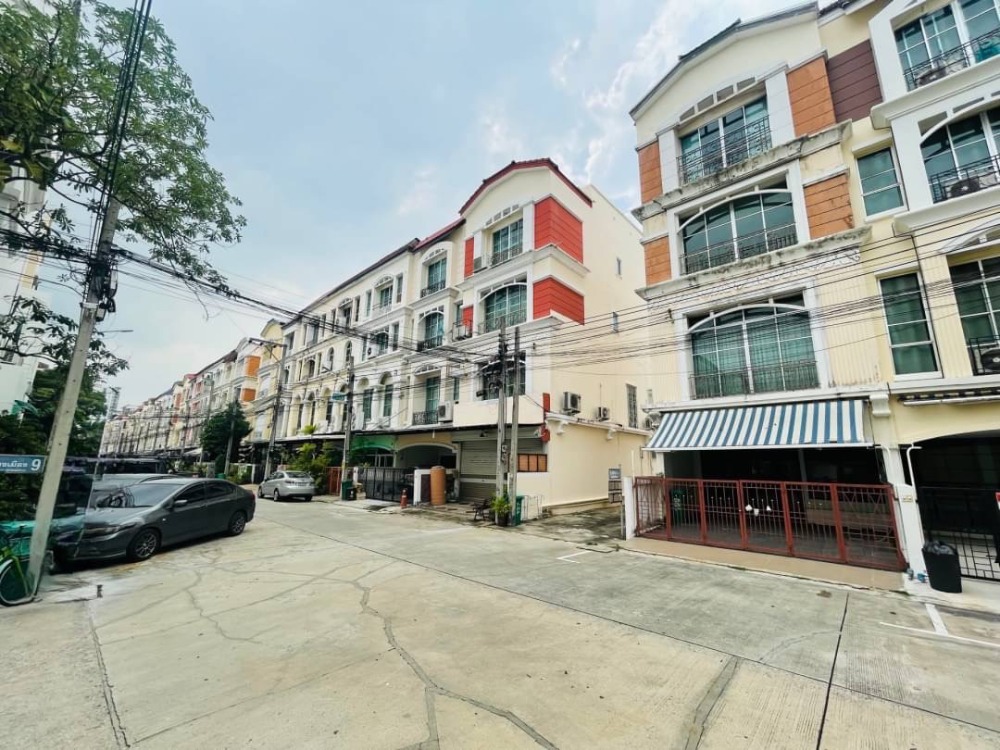 For SaleTownhouseLadprao, Central Ladprao : House for sale in the middle of the city, Ratchada-Lat Phrao intersection, corner house, 4 floors, good location next to the beginning of Lat Phrao Road, near Ratchada, near central Lat Phrao.