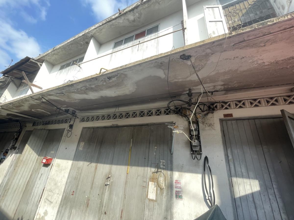 For SaleShophouseWongwianyai, Charoennakor : 2-story shophouse for sale, cheap price, good location, near MRT Itsaraphap, Thonburi Rajabhat, suitable for investment and rental.