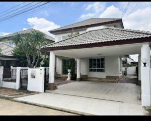 For RentHouseChaengwatana, Muangthong : Single house for rent - 3 bedrooms, 3 bathrooms, 2 parking spaces, 2 floors, Western-Thai kitchen, furniture, electrical appliances, ready to move in.- House facing south, area 52 sq m.- Usable area 205 sq m.- Blackout-sheer curtains throughout the hou
