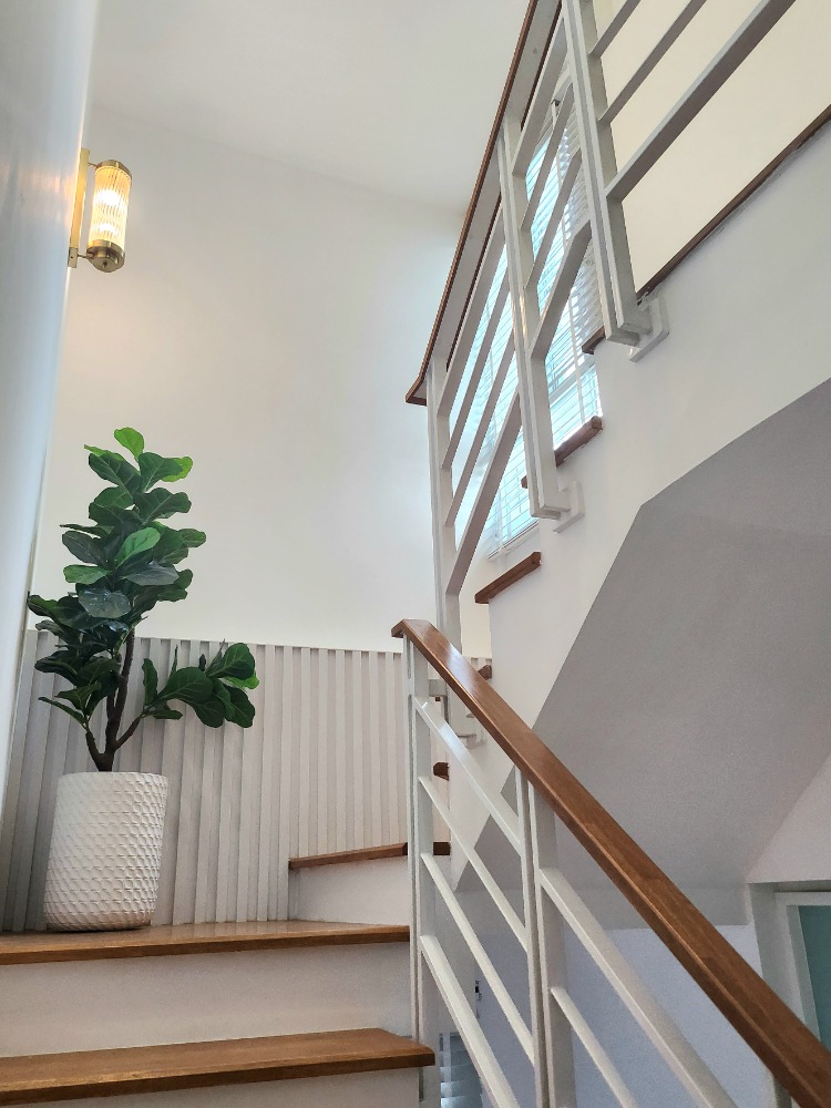 For SaleTownhouseYothinpattana,CDC : Townhome for sale, 3 floors, newly decorated, ready to move in.