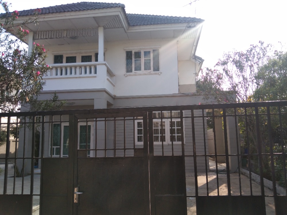 For SaleHouseNonthaburi, Bang Yai, Bangbuathong : Single house for sale Behind the corner On Main Street, near the Purple Skytrain,near the main road.      66sq.r.w.3 bed 2 bath parking 2 cars In the house, next door, 2 more.