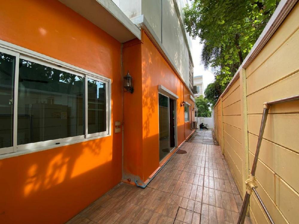 For SaleTownhousePattanakan, Srinakarin : Townhome for sale, 4 bedrooms, 3 bathrooms,
 177 sq m. 3 floors, 2 park 
price 6.59 million, 
Corner house

Available 15 October 2023
 Village City Phatthanakan 32

If interested, contact 0938563451
or Line at phone number