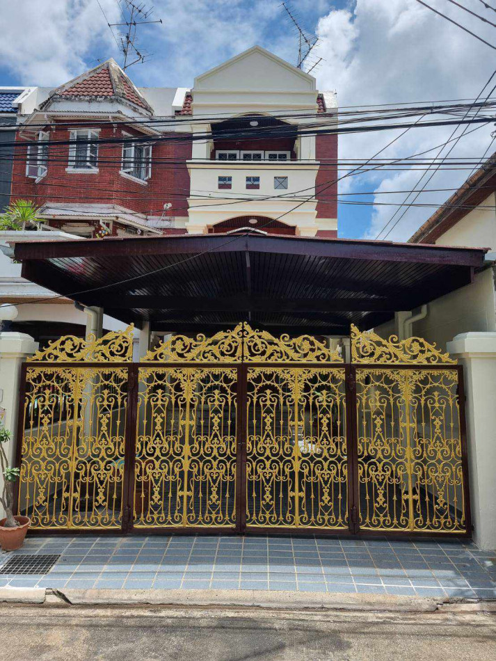 For RentTownhouseSapankwai,Jatujak : House for rent, Prachachuen, 3 floors (near the department store near hospital) 32 sq m, 3 floors, 5 bedrooms, 5 bathrooms, parking for 2 cars, near the entrance of the alley there are buses passing by.