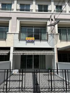 For RentTownhousePattanakan, Srinakarin : For sale/rent Baan Klang Muang Urbanion Rama 9 Wongwaen, newly decorated, ready to move in.