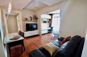 For SaleCondoSukhumvit, Asoke, Thonglor : Code C20230900330.......Bright Sukhumvit 24 sale with tenant, 2 bedroom, 1 bathroom, furnished, Special Deal!!