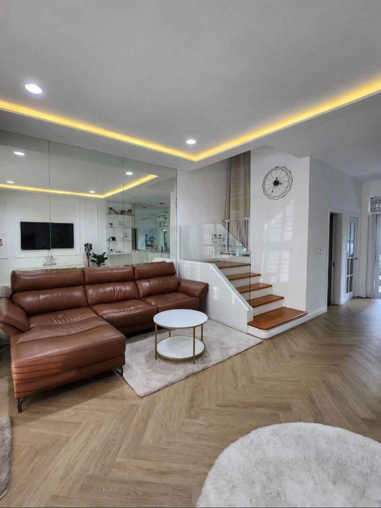 For SaleTownhouseYothinpattana,CDC : 🚩 𝐒𝐀𝐋𝐄 / 3-story townhome “Baan Klang Muang Urbanion Rama 9-Lat Phrao, Soi Lat Phrao 84, next to Ramintra Expressway. The house is beautifully decorated and ready to move in. Fully built-in!! [3Bed,3Bath/23.8 sq m.] 📍Near Central Eastville,CDC