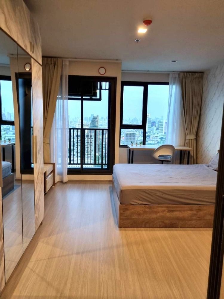 For RentCondoLadprao, Central Ladprao : 28 sq m, 33th floor  (one bedroom), NEW CBD. next to central ladprao and next to BTS and subway stations. The view and swimming pool on the roof are really amazing.  Fully furnished, @Life Ladprao