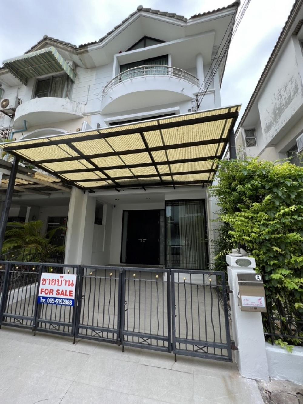 For SaleTownhouseRatchadapisek, Huaikwang, Suttisan : 3-story townhome for sale (corner house), Supalai Ville Village-Ratchada 32, with built-in furniture throughout. Can move in immediately. Convenient transportation because it is close to 2 electric lines (MRT - Lat Phrao and MRT Yellow Line - Lat Phrao).