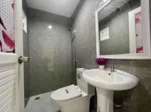 For SaleTownhouseNawamin, Ramindra : Newly decorated second-hand house in furniture area near Chatuchot Expressway. Hathairat can be entered and exited by many routes, KC Cutter Village.