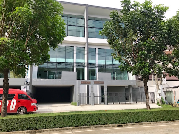 For SaleOfficePattanakan, Srinakarin : Newly built office building, never used, 2 booths connected to each other. Usable area 860 square meters, near the Yellow Line. Airport Link, train station and Suvarnabhumi Airport