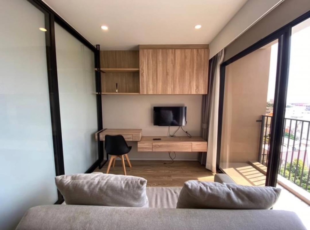 For RentCondoSathorn, Narathiwat : ★ Blossom Condo @Sathorn-Charoenrat ★ 35 sq m., 1th floor (1 bedroom, 1 bathroom), ★near BTS Surasak ★with Shuttle Van pick up and drop off from the project ★near Street Food and department stores ★many amenities★ Comple