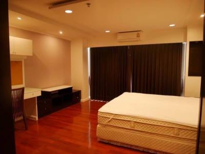 For SaleCondoSilom, Saladaeng, Bangrak : Condo for sale, 1 bedroom, State Tower Silom (State Tower Silom), 67 sq m., price lower than market. Sold with tenant