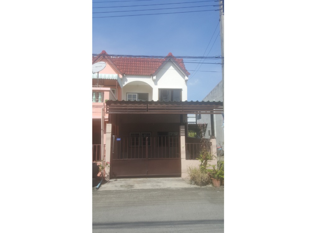 For SaleTownhouseLadkrabang, Suwannaphum Airport : The owner is selling it himself, 2-story townhouse, corner unit, area 19 square wah, 2 bedrooms, 2 bathrooms, Soi On Nut 70, Sukhumvit Road 77, Prawet District, near the yellow BTS Si Nut Station.