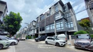 For RentTownhouseYothinpattana,CDC : Home office/office for rent, 4 floors, near Rama 9-Ekkamai, Town In Town Sriwara area, decorated in modern Loft style.
