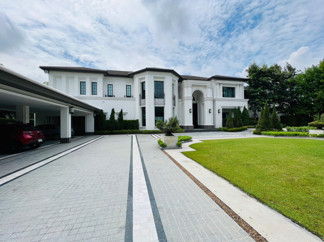 For SaleHousePattanakan, Srinakarin : House for sale, Sansiri Phatthanakan (entire built-in, all new) on an area of ​​420 sq m, 1100 sq m, 5 bedrooms, 6 bathrooms, parking for 6 cars in the house.