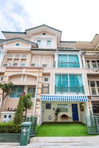 For RentTownhouseYothinpattana,CDC : ❤️ Luxury decorated house for rent Ramindra area near Central Eastville ❤️ ❤️ Luxury Newly Decorated Private Home near Central Eastville in this village there are 2 houses, very beautifully decorated, ready to move in S2301-497