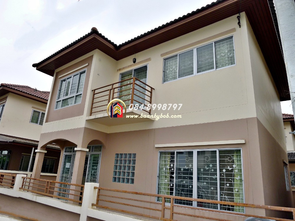 For SaleHouseNakhon Pathom : Urgent sale, Baan Nichakorn 2, Phutthamonthon Sai 4, semi-detached house, detached house style, 39 sq m, new condition, first hand, never lived in, addition, expansion of the kitchen and a bedroom on the ground floor. So