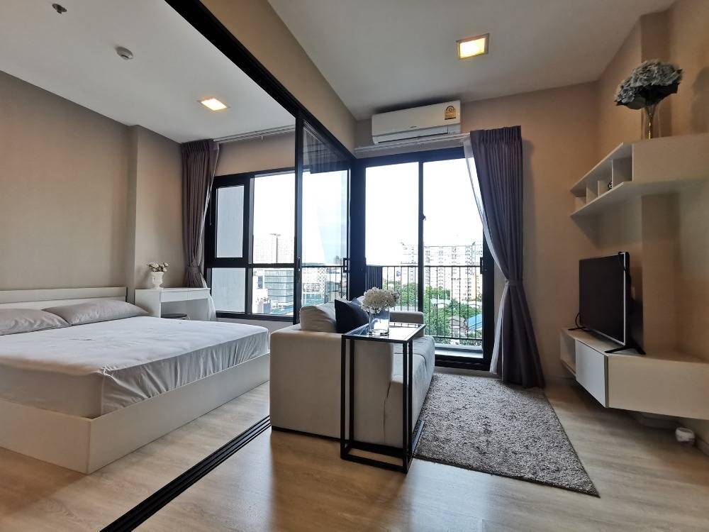 For SaleCondoRama9, Petchburi, RCA : [ SALE ] Condolettmidst Rama 9 - very high floor, only 5.5 million baht! Opposite the mall / Jods Fair Market / MRT / beautifully decorated room, only 2 units per floor, very wide balcony. There is another layer of glass that can be closed / contact 065-8