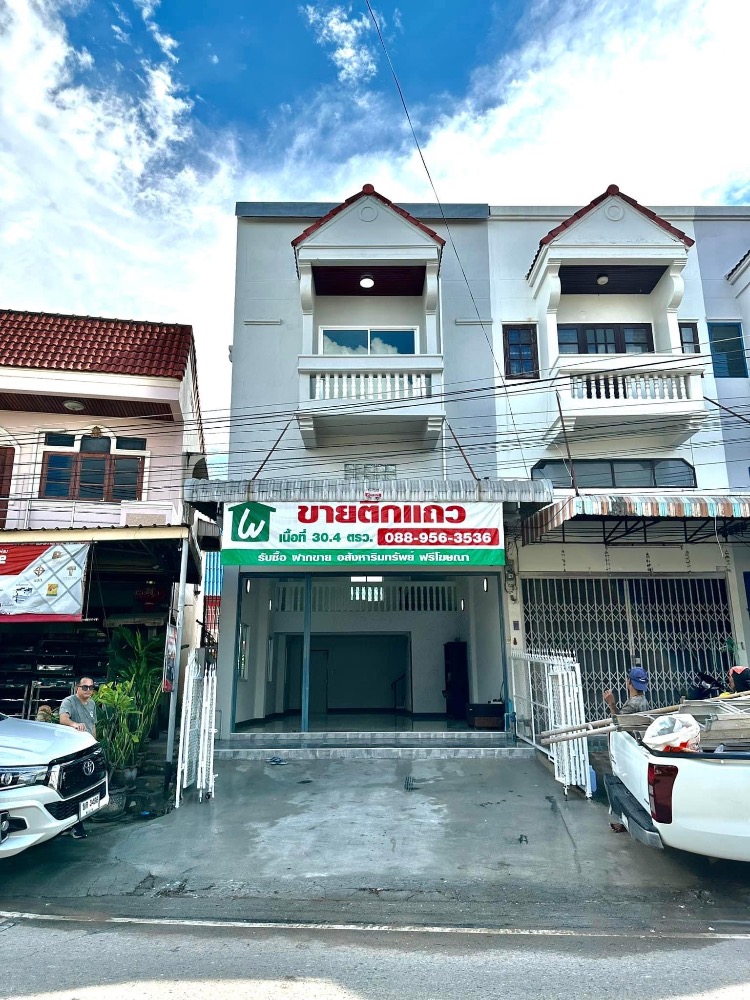 For SaleShophouseKhon Kaen : Commercial building for sale Renovated the whole house. Its like getting a new house. Guaranteed to be the cheapest in this area. Good location in the city Community area, near Nonthan Market ,near Bueng Kaen Nakhon, Khon Kaen