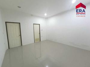 For SaleShophousePattaya, Bangsaen, Chonburi : For sale/rent, 3-story commercial building, Takhian Tia, Bang Lamung District, Chonburi Province.