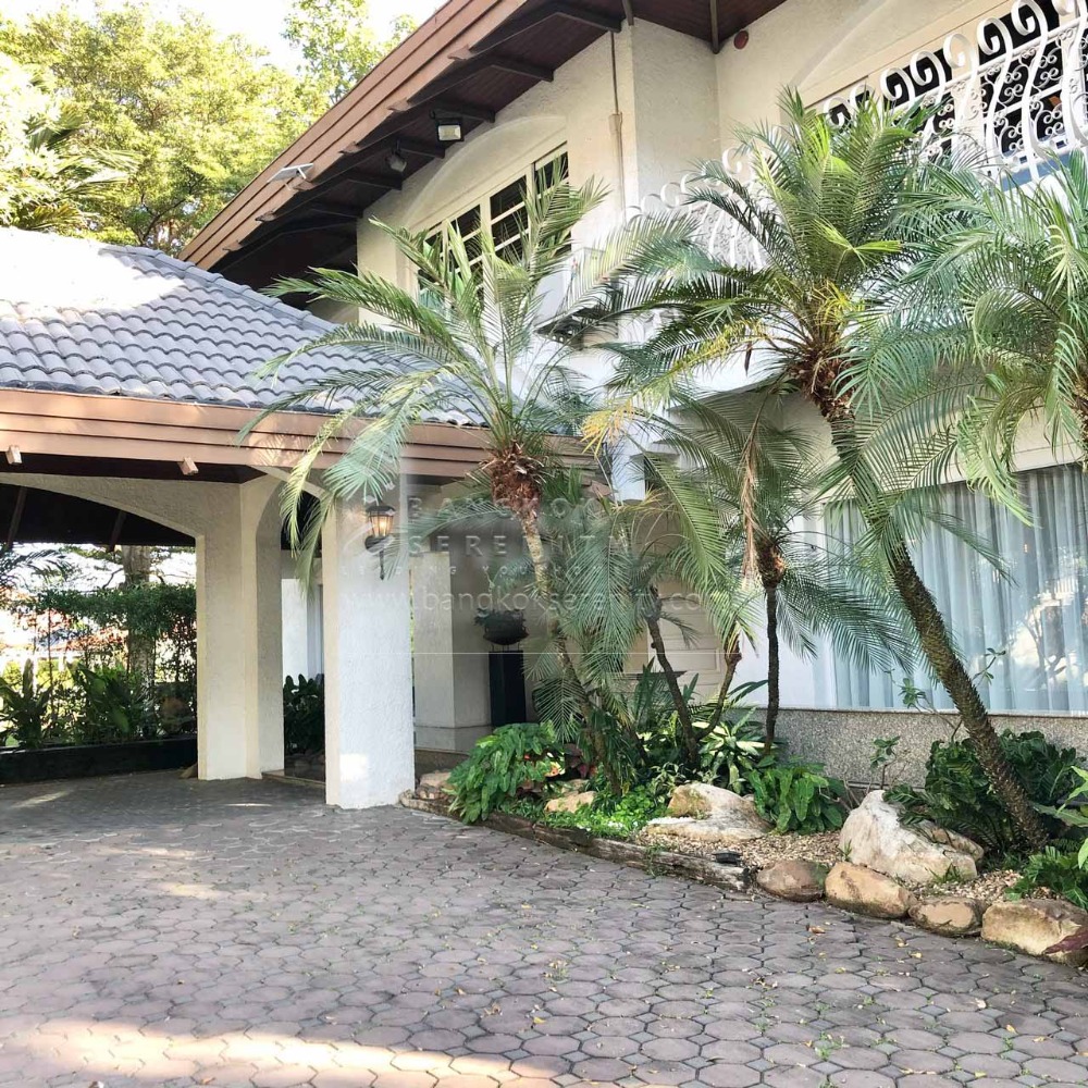 For RentHouseSamut Prakan,Samrong : Lakeside Villa For rent