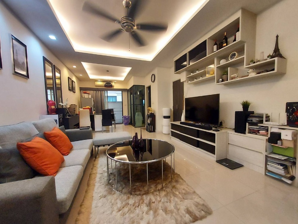 For SaleTownhouseNonthaburi, Bang Yai, Bangbuathong : 3-story townhome for sale, complete with built-in furniture, kitchen addition, special price 3,990,000 baht.