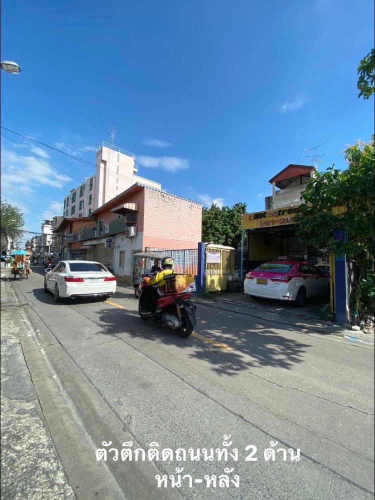For SaleShophouseRatchadapisek, Huaikwang, Suttisan : For sale: 3 and a half storey building, 44 sq m. Just the price of the land is worth it. Next to the main road Pracha Songkhro 27, near the Chamber of Commerce, Huai Khwang.