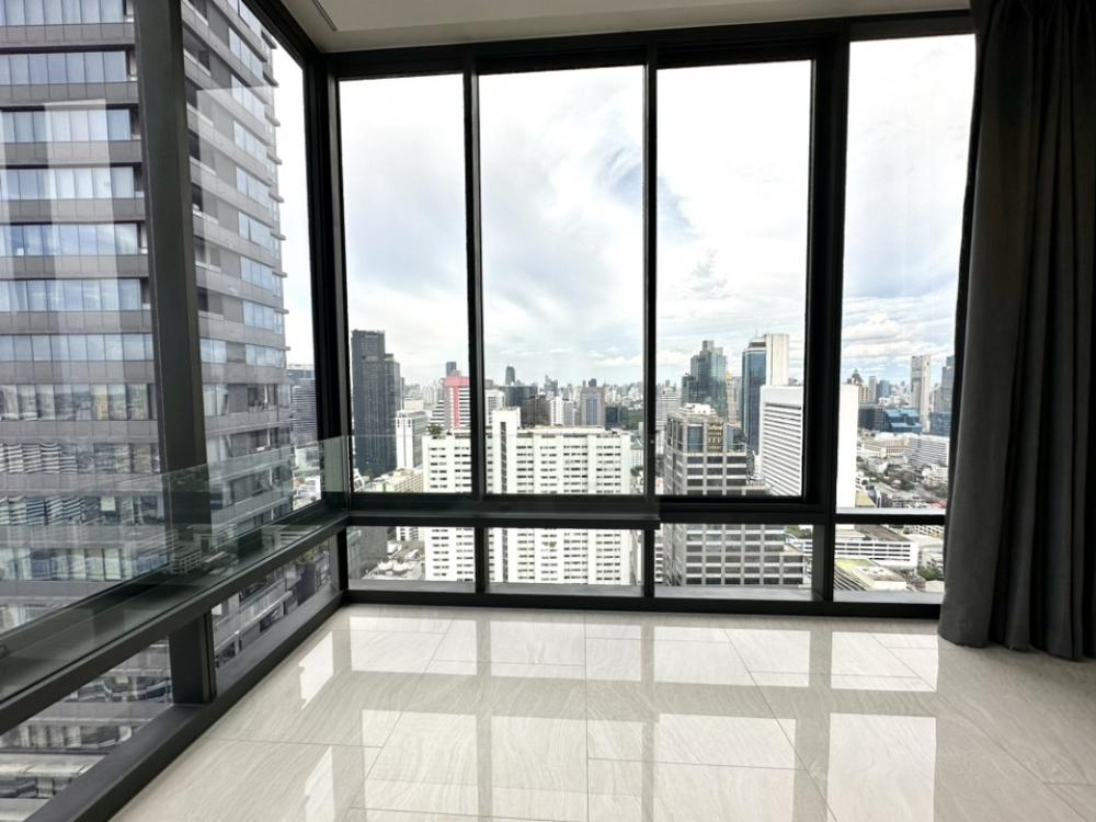 For SaleCondoSilom, Saladaeng, Bangrak : (Project Sales Department) Special lot price for project closing, FREE HOLD, last lot on Silom Main rd., high floor, call 0946503223