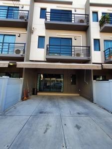 For SaleTownhousePinklao, Charansanitwong : 3-story townhome, Baan Klang Muang Baan Klang Muang Pinklao-Charan Located on the main road, only 2 minutes to the expressway and 3 BTS lines, Nonthaburi.