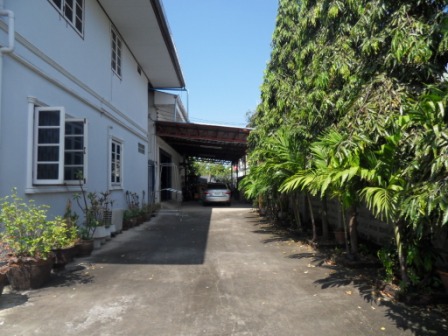 For SaleHouseChaengwatana, Muangthong : Sale House 2-story,  about 300 sq m. 4 bedrooms, 3 working rooms with mini-factory in the back about 220 sq m. on land 215 sq wah in Tiwanont soi 40 near Pink Line Sanambinnam BTS Station
