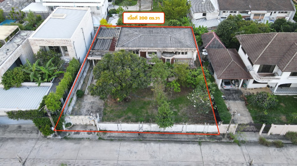 For SaleLandPattanakan, Srinakarin : Land for sale 200 sq m, low price, Phatthanakan 76,78, near Euasuk, with old house, very good location.