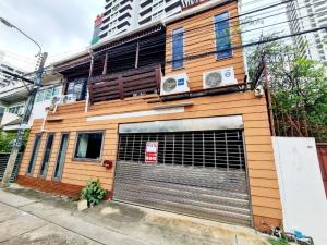 For SaleTownhouseSukhumvit, Asoke, Thonglor : Townhome for sale Thonglor 33 sqw.2 minutes walk from the entrance 25 Million Baht Call/Line 0956944642