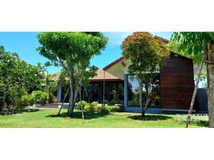 For SaleHouseSriracha Laem Chabang Ban Bueng : HL#23392 1-storey detached house for sale, 2 houses, on an area of ​​1 rai 62 sq m. Simple, elegant, good looking with materials and equipment imported from abroad. Location: Panya Resort Village, Bang Phra, Sriracha.
