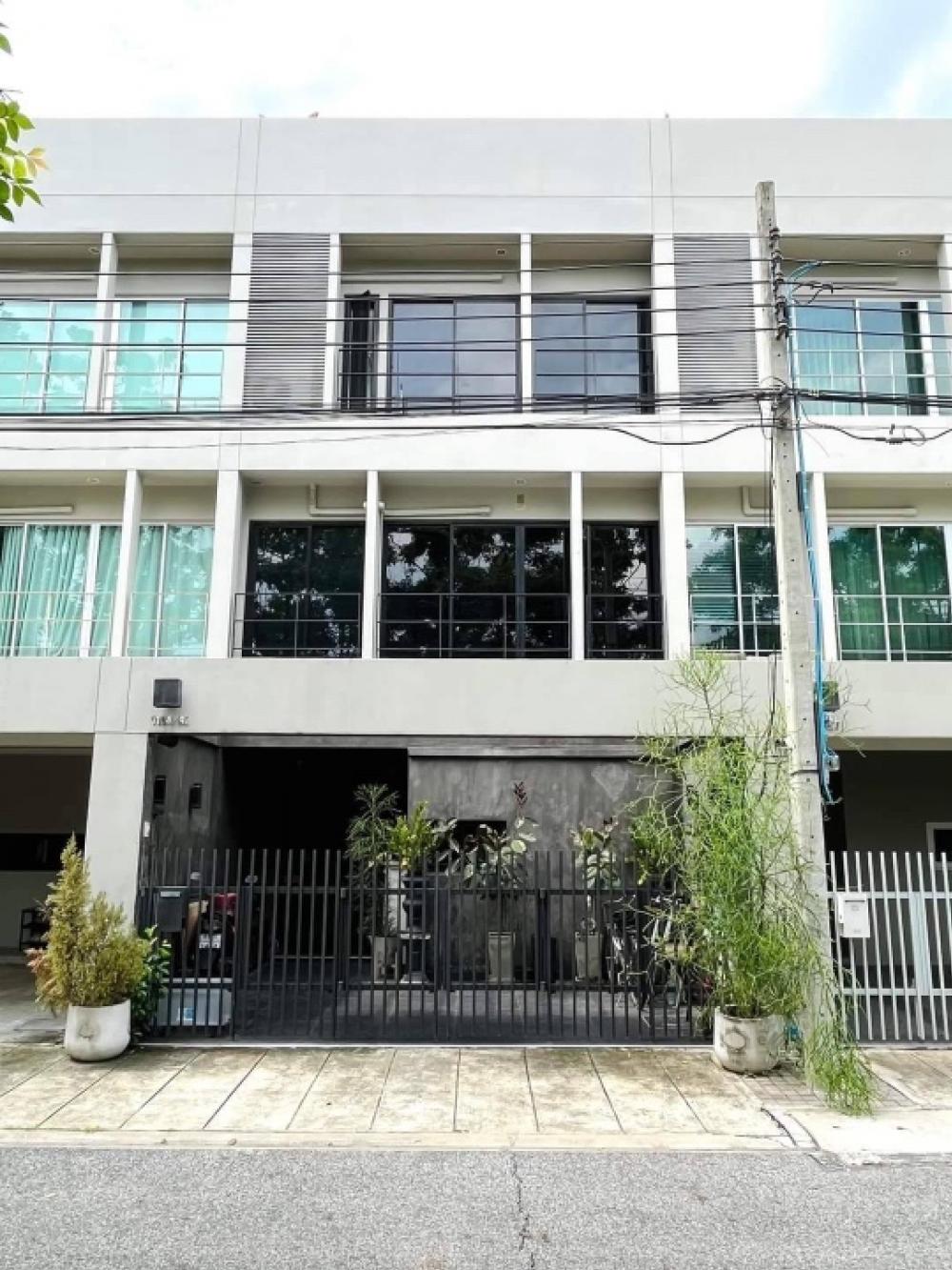 For SaleTownhousePattanakan, Srinakarin : For sale - reduced by millions! You can move in now, Noble Cube Pattanakarn project.