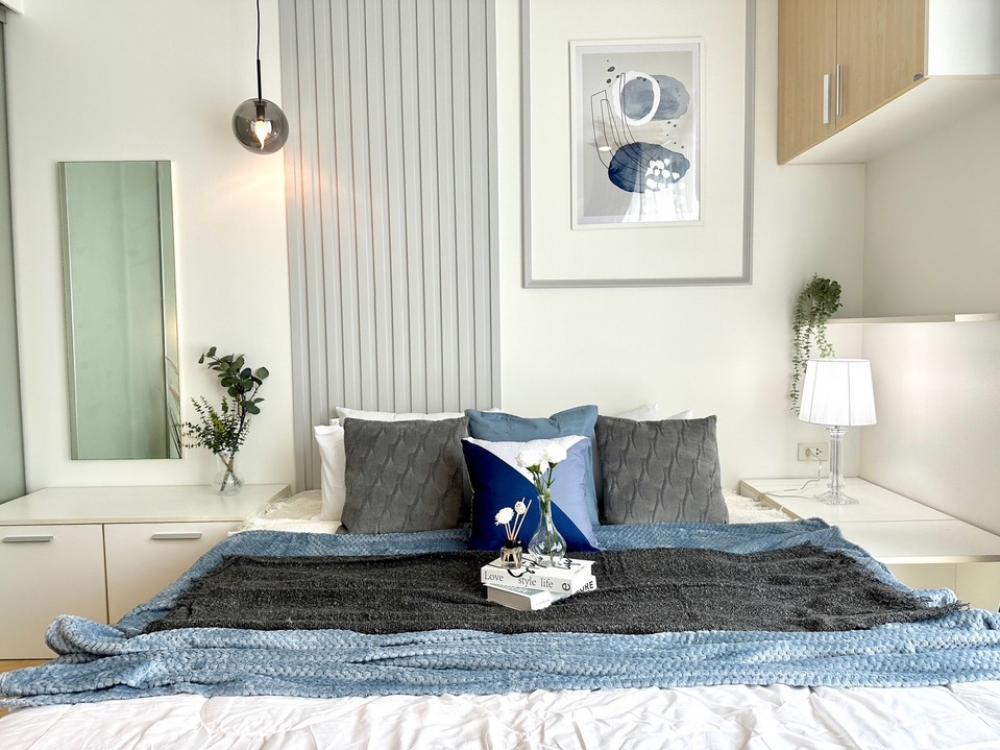 For SaleCondoPattanakan, Srinakarin : Urgent sale 🔥 1.55 million baht, The Iris Rama 9 Condo, size 32.44 sq m., 1 bedroom, 1 bathroom, good location, quiet. Near the swimming pool, parking for 2 cars.