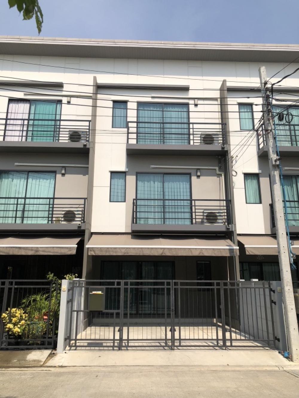 For SaleTownhousePinklao, Charansanitwong : ✅House for sale in the middle of Pinklao city Best price, beautiful new house 👍 👉Asking Price : 🔥6 M🔥👉Size 145 SQM. / 18.1 sq.w. 2 parking spaces South side of the house, near the garden