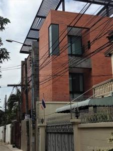 For SaleHouseAri,Anusaowaree : 3-story detached house for sale in the Ari area, Phahonyothin Soi 8, Soi Sailom, near BTS Ari, detached house in Modern Tropical Loft style, house facing southeast. The age of the house is approximately 6 years.