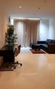 For RentCondoSathorn, Narathiwat : The Empire Place Condo, very good price, close to the BTS, beautiful view, high floor, very special price.