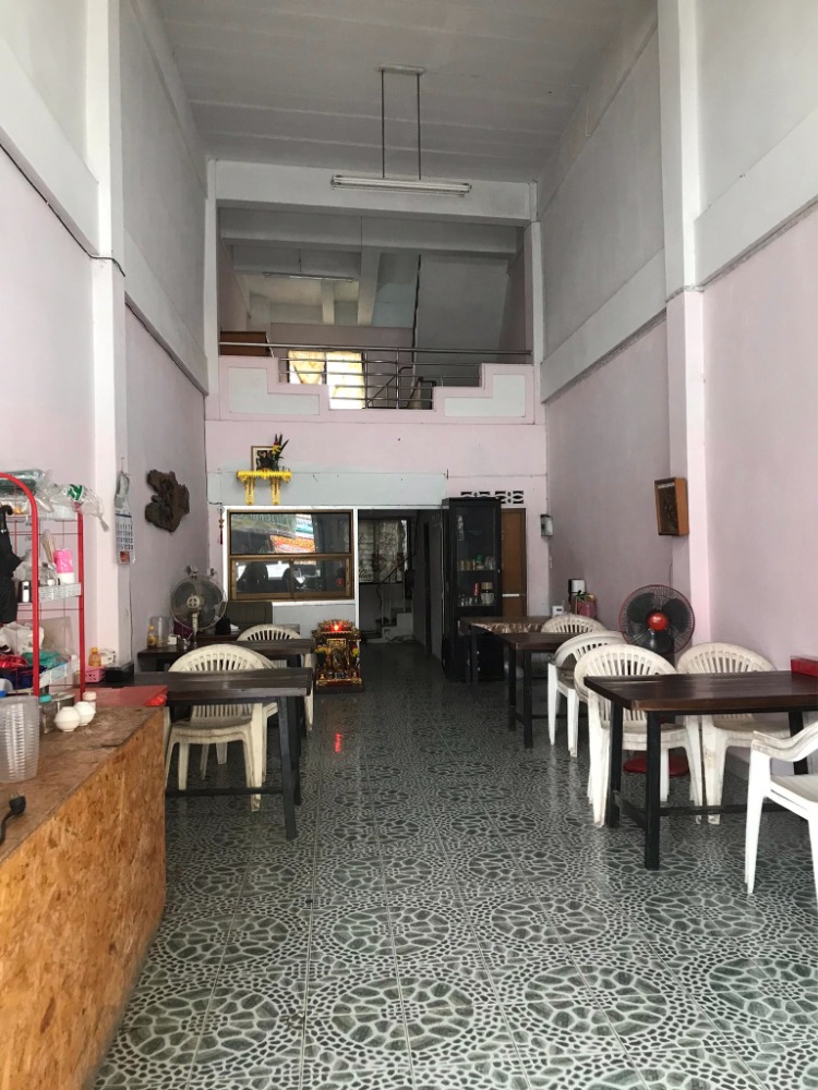 For SaleTownhouseKoh Samui, Surat Thani : The owner is selling it himself. House for sale in Surat Thani, size 16.8 square meters, price only 3.5 million baht.