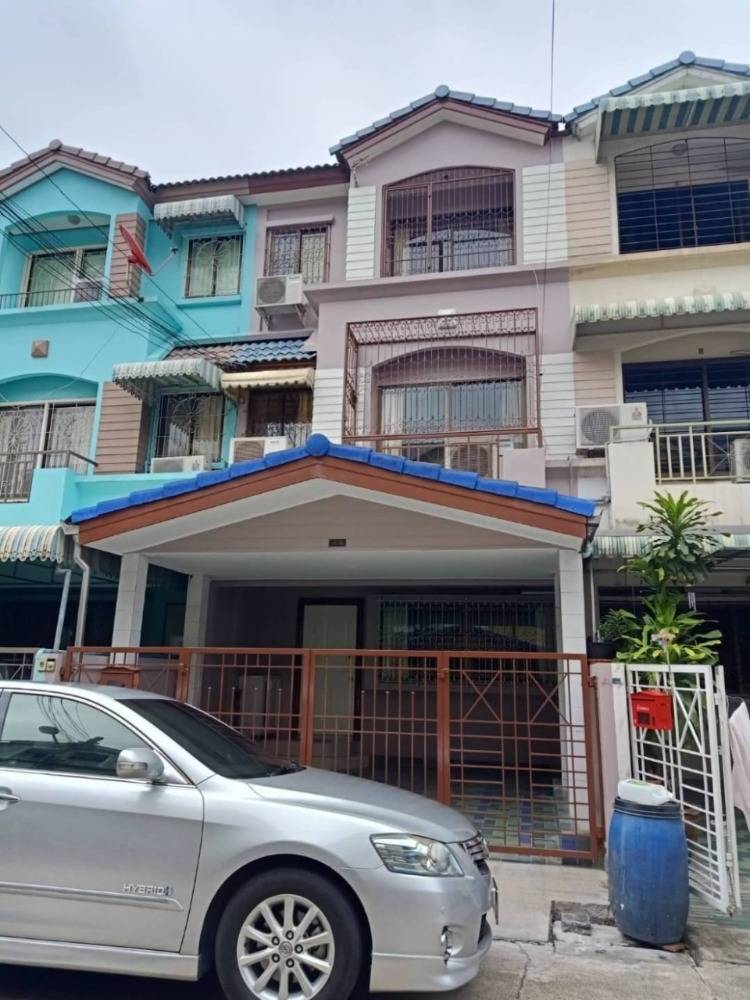 For RentTownhousePattanakan, Srinakarin : Townhouse for rent Baan Klang Muang Rama 9, Rama 9 zone, near The Nine Rama 9, only 3 minutes.