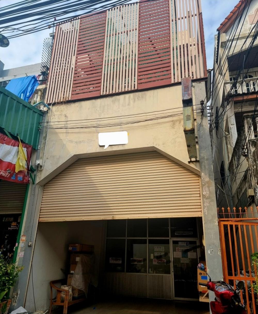 For SaleShophouseBangna, Bearing, Lasalle : Commercial building for sale, Soi Lasalle 24, size 36 sq m, 3 floors high + mezzanine + rooftop. Near the Bearing BTS Can penetrate the bearing