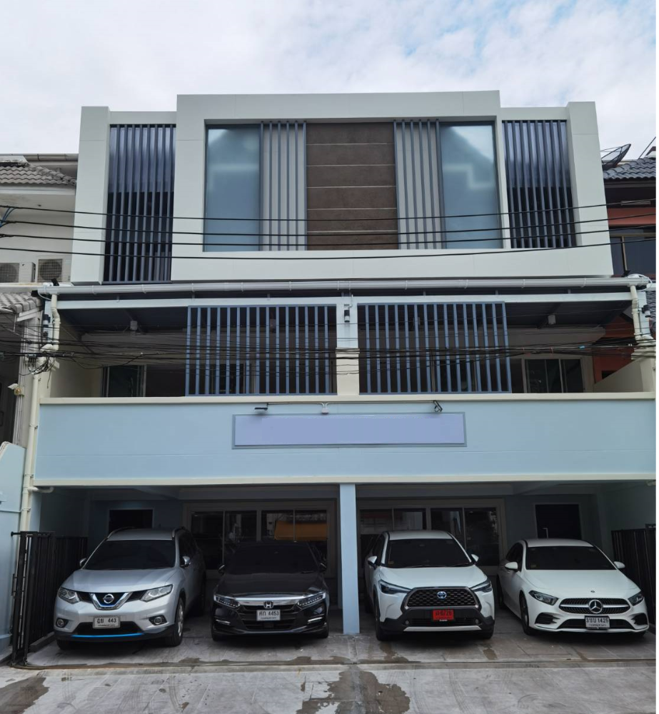 For SaleHome OfficePattanakan, Srinakarin : 4 Storey Office or Home for Sale or Rent, building area 670 sq.m., land area 55 square wah, on Srinakarin Road @Bangkok, near MRT Yellow Line Next to Yong Charoen Market and Seacon Square