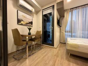 For RentCondoSiam Paragon ,Chulalongkorn,Samyan : ❤️❤️ The Nest Chula-Samyan interested line/tel 0859114585 ❤️❤️❤️Room 1 Bedroom, size 22 sq m., 7th floor, near Samyan Mitrtown. Only 600 meters from Samyan MRT, there is a shuttle to Samyan MRT and BTS Stadium. ✅5 foot bed ✅Closet. Built-in✅Dining table +