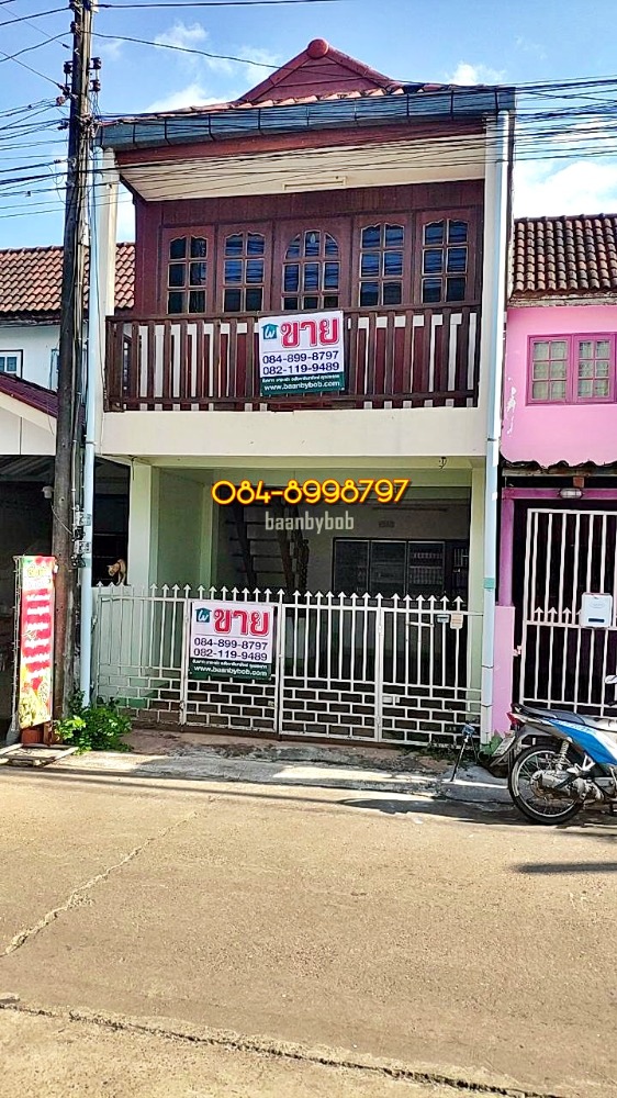 For SaleTownhouseSakon Nakhon : 2-story townhouse for sale, Sakon Nakhon, Mueang District, area 22.2 sq m, 3 bedrooms, 2 bathrooms, adding a 2-story front porch, good location, near Sakon Nakhon Provincial Stadium, urgent sale 1.33 million baht.