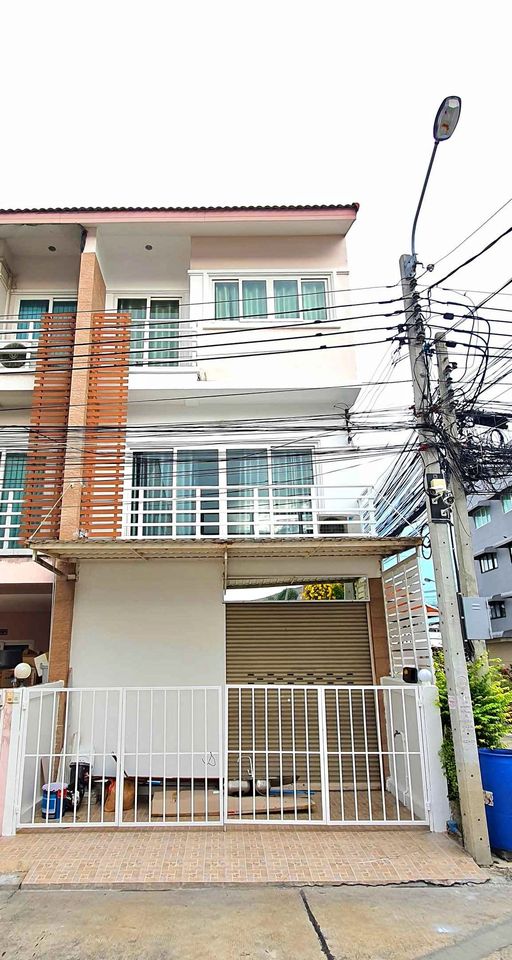 For RentTownhouseVipawadee, Don Mueang, Lak Si : Townhome at Phahonyothin 73 (next to the main road), 3 floors, 3 bedrooms, 4 bathrooms, Wide usable area 175 sq.m.