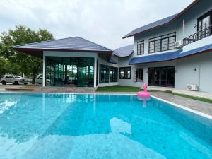 For RentHousePattanakan, Srinakarin : Single house for rent, Pool Villa, near Seacon Square, area 1.75 rai with large swimming pool.
